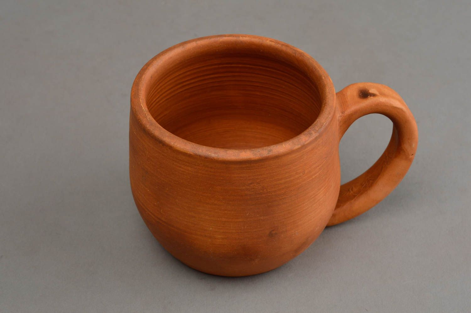Коричневая глиняная чашка для чая или кофе объемом 200 мл ручной работы фото 3