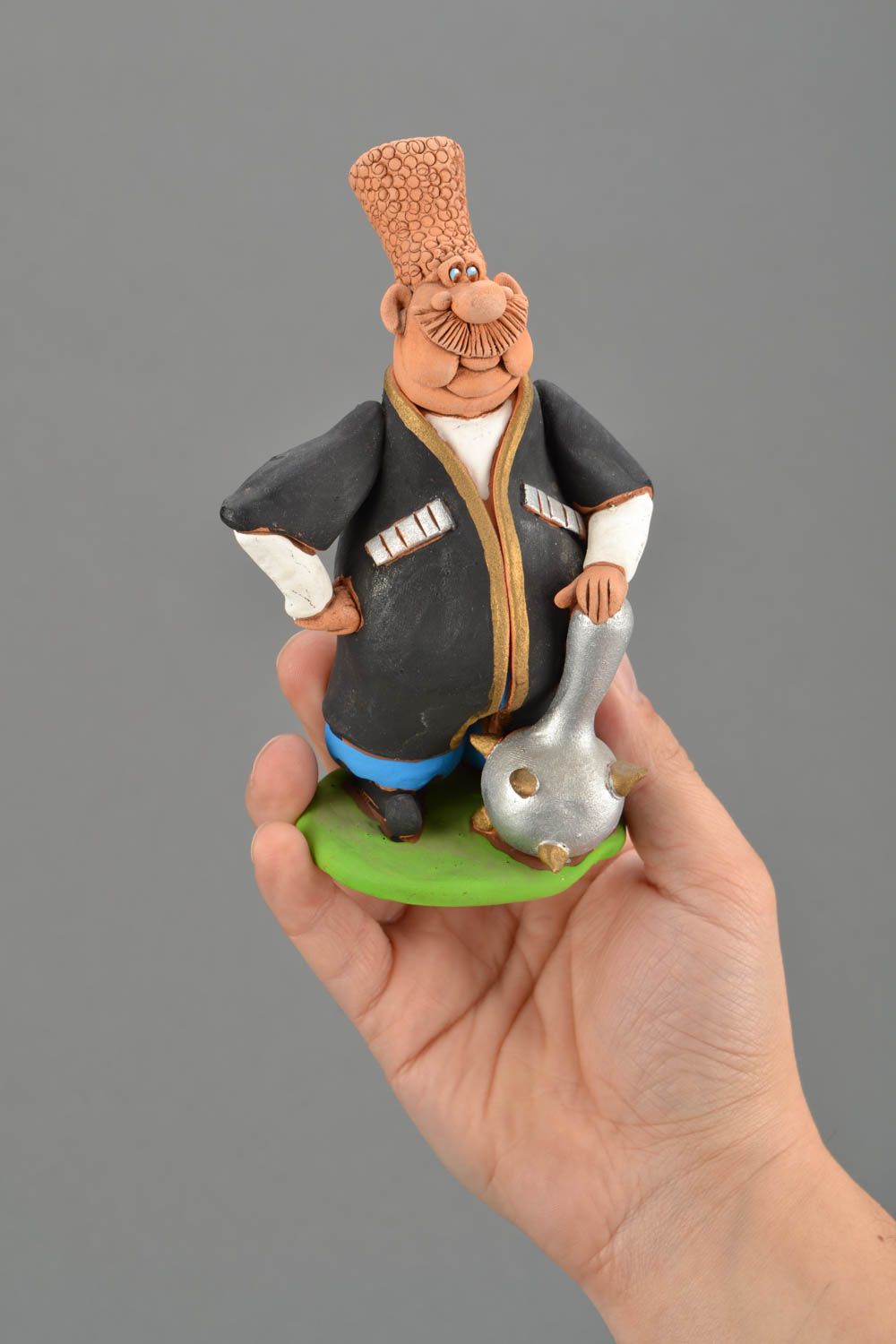 Figurine en céramique faite main Djiguite avec massue photo 2