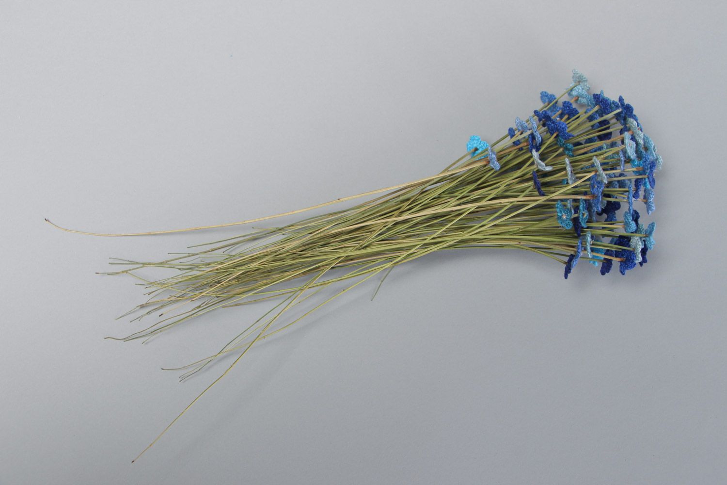 Bouquet de fleurs artificielles tricotées au crochet bleues faites main photo 2