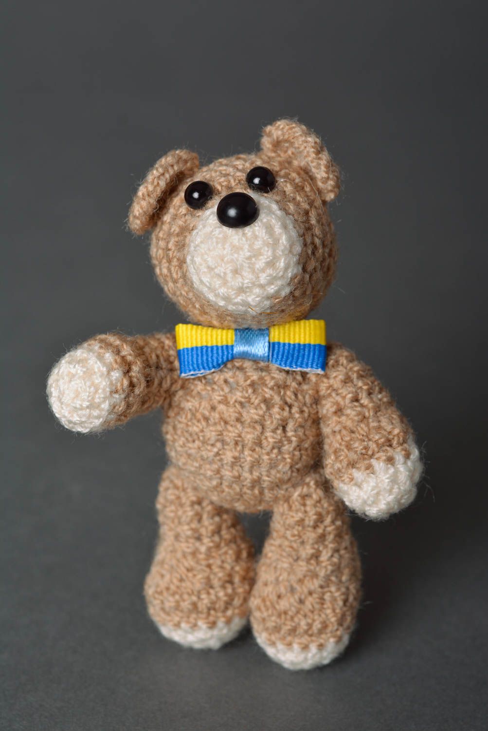 Jouet ours marron avec noeud Peluche faite main tricoté au crochet Cadeau enfant photo 1