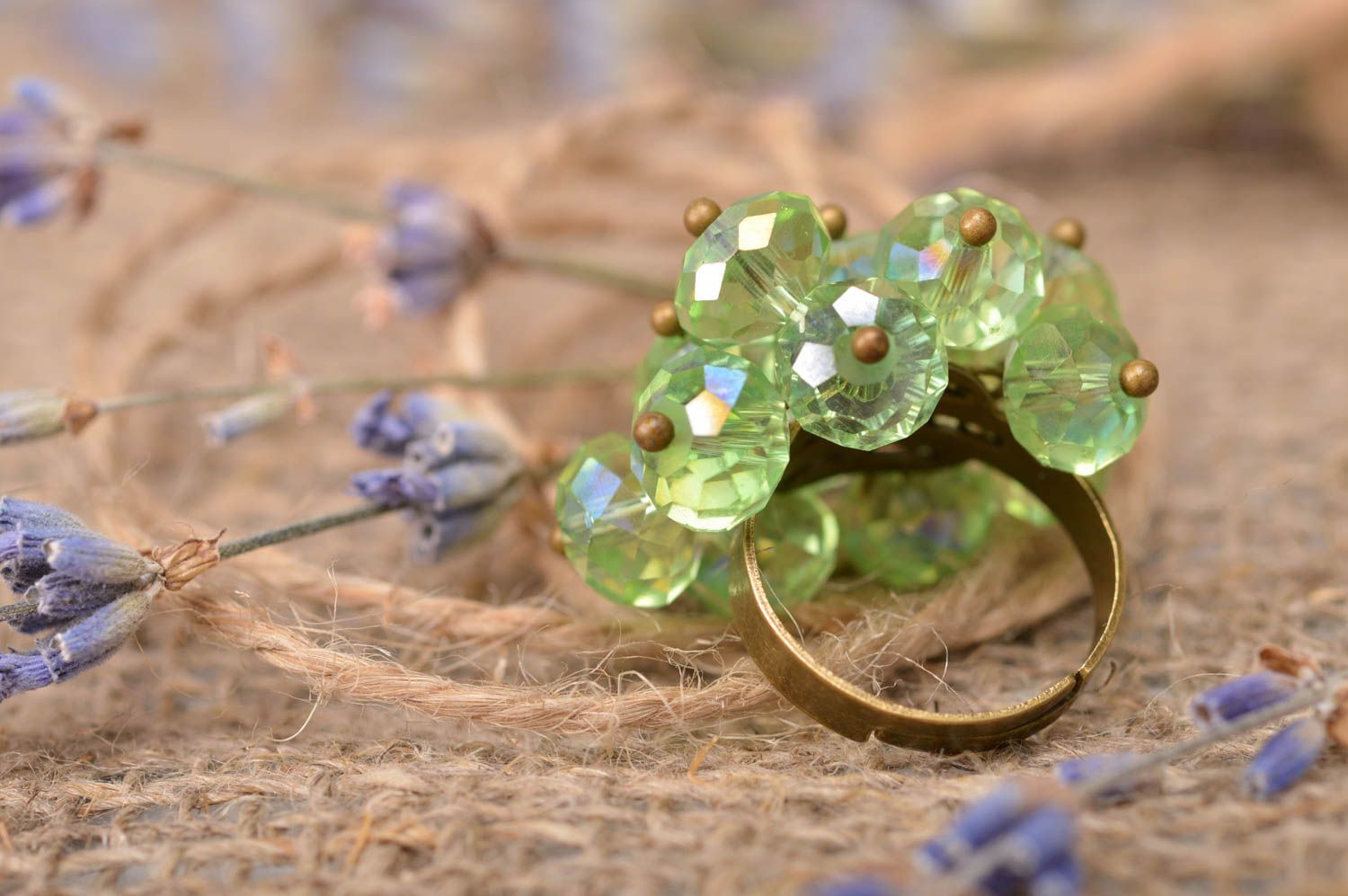 Зеленое кольцо из стеклянных бусин с универсальным размером ручной работы  фото 1