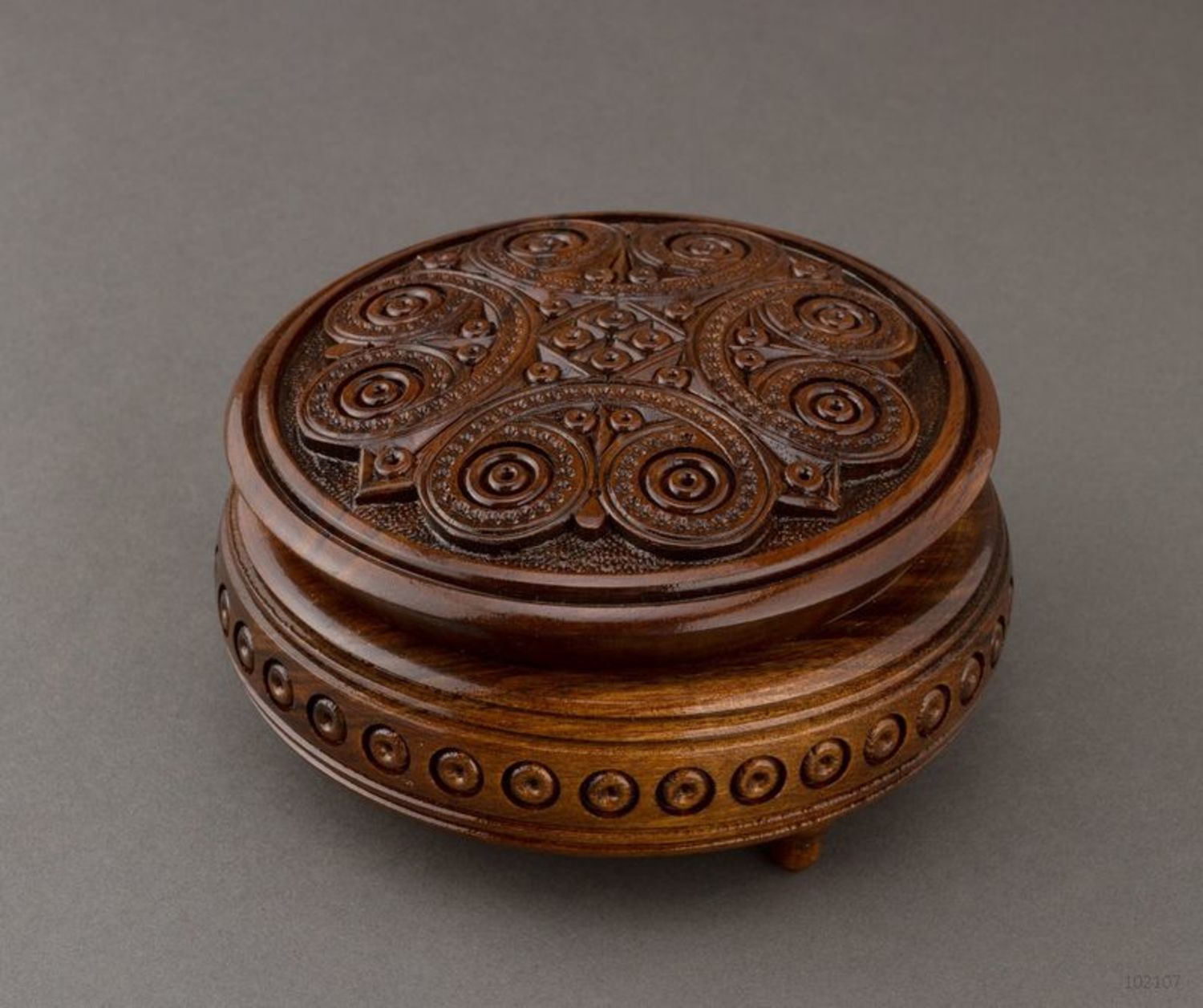 Carved jewelry box with a removable lid photo 3