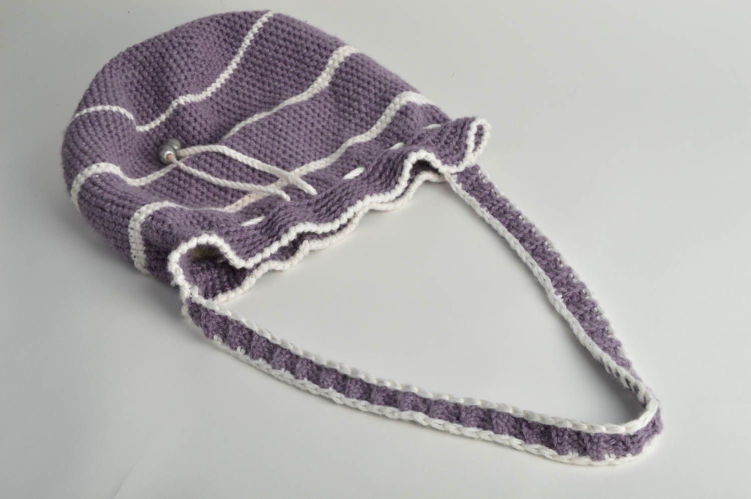Bolsa tejida a crochet artesanal original con correa larga de color gris foto 3