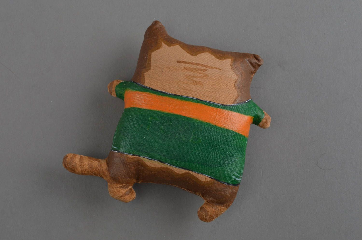 Расписная льняная игрушка ручной работы в виде кота спортсмена красочная фото 4
