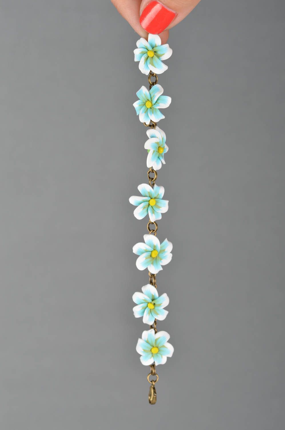 Schönes buntes elegantes feines handgemachtes Armband aus Polymerton mit Blumen foto 3