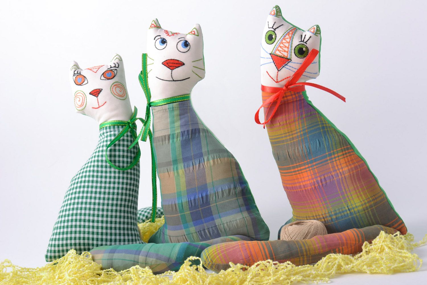 Текстильные мягкие игрушки ручной работы Коты с бантиками для детей 3 штуки фото 1