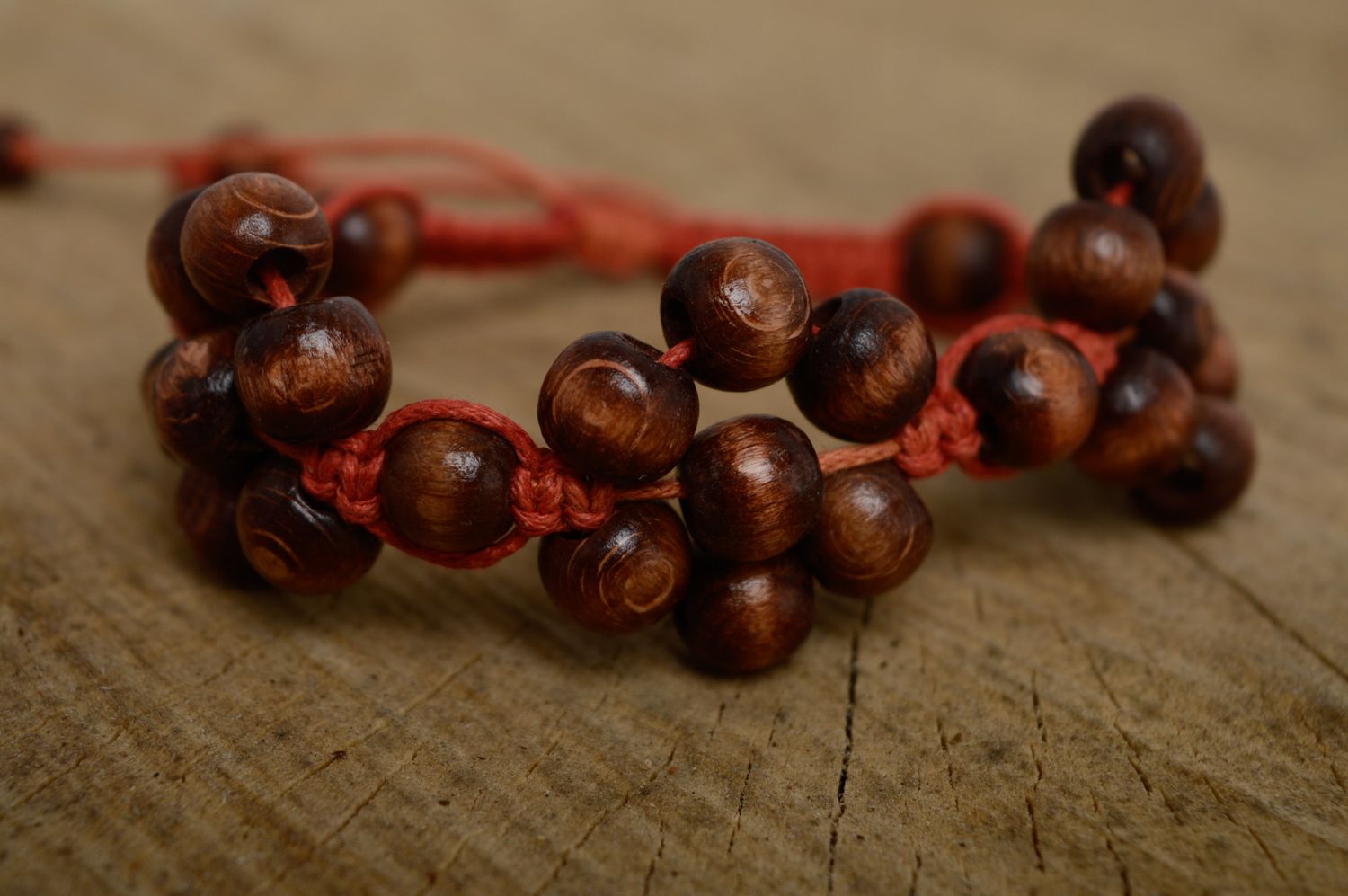 Bracelet en cordon tressé étroit brun et rouge fait main avec perles en bois photo 1