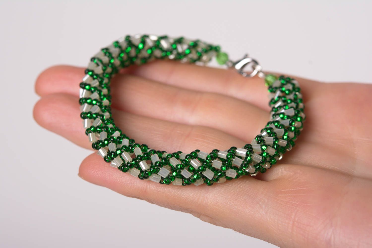 Бисерный браслет бело-зеленый ручной работы яркий женский оригинальный фото 4