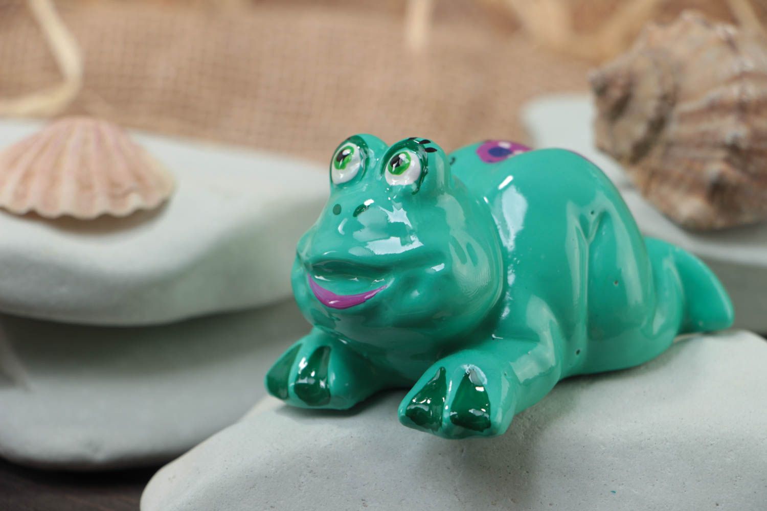 Kleine grüne handgemachte keramische Statuette Frosch aus Gips für Interieur foto 1