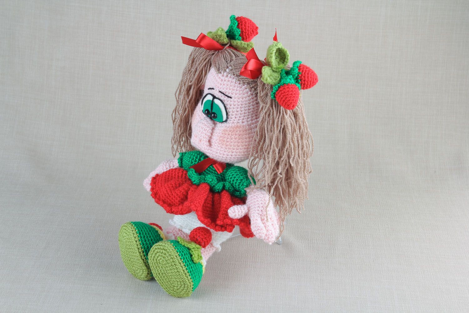 Brinquedo macio têxtil feito à mão de tecido para decoração Menina morango foto 5