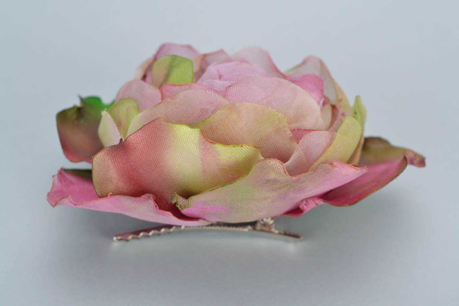 Цветок для волос из органзы и шелка розовый с переливами в технике батик фото 5