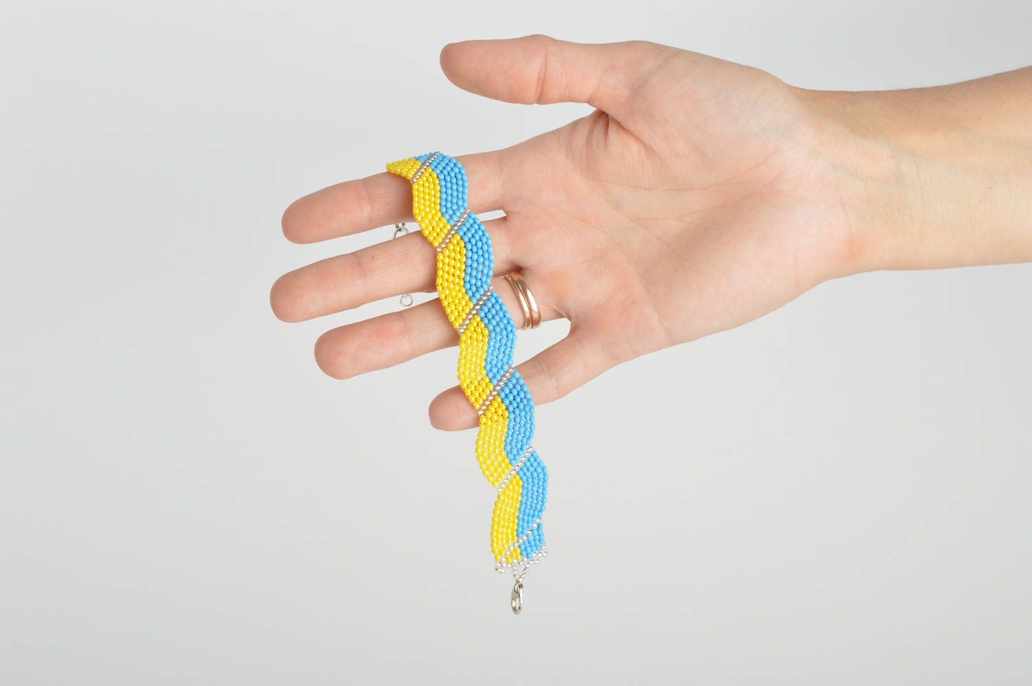 Handmade gelb blaues Armband aus Glasperlen künstlerisch breit schön für Damen foto 5