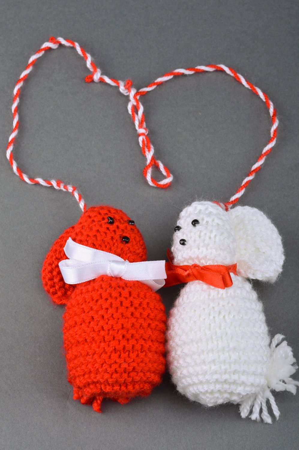 Мягкая вязаная игрушка на веревочке два зайчика красный и белый ручной работы фото 2