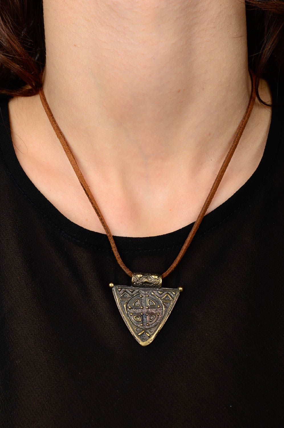 Pendentif bronze Bijou fait main triangulaire lacet marron Accessoire femme photo 2