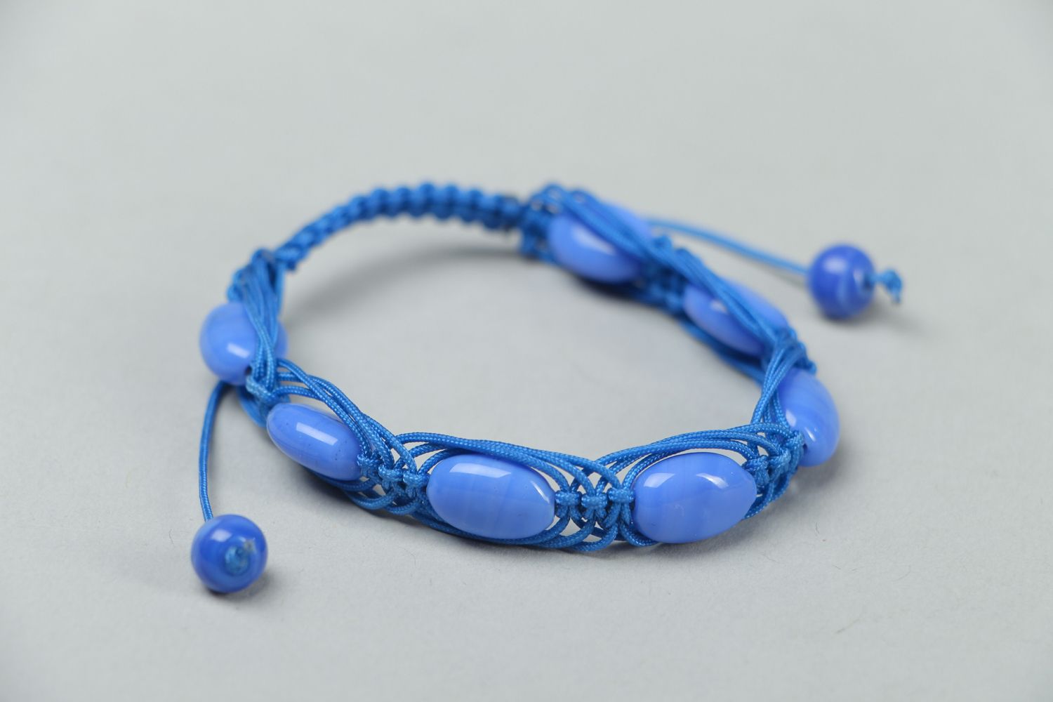 Плетеный браслет с бусинами голубой фото 2