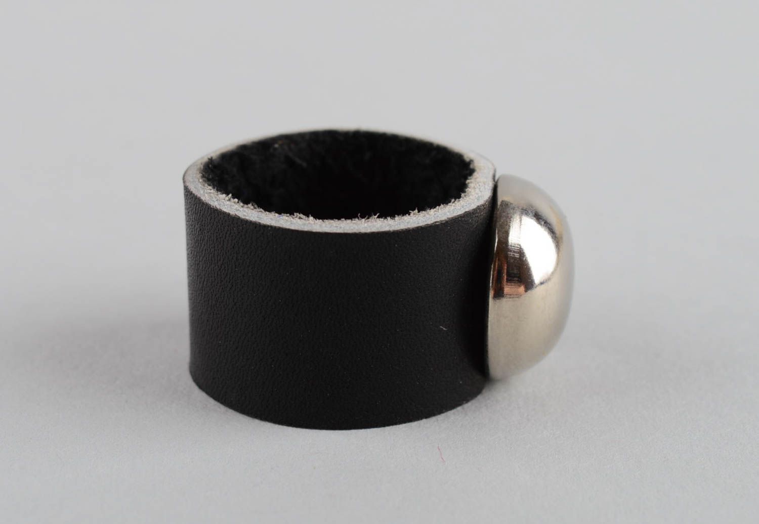 Широкое черное кольцо из кожи ручной работы оригинальное красивое объемное фото 3