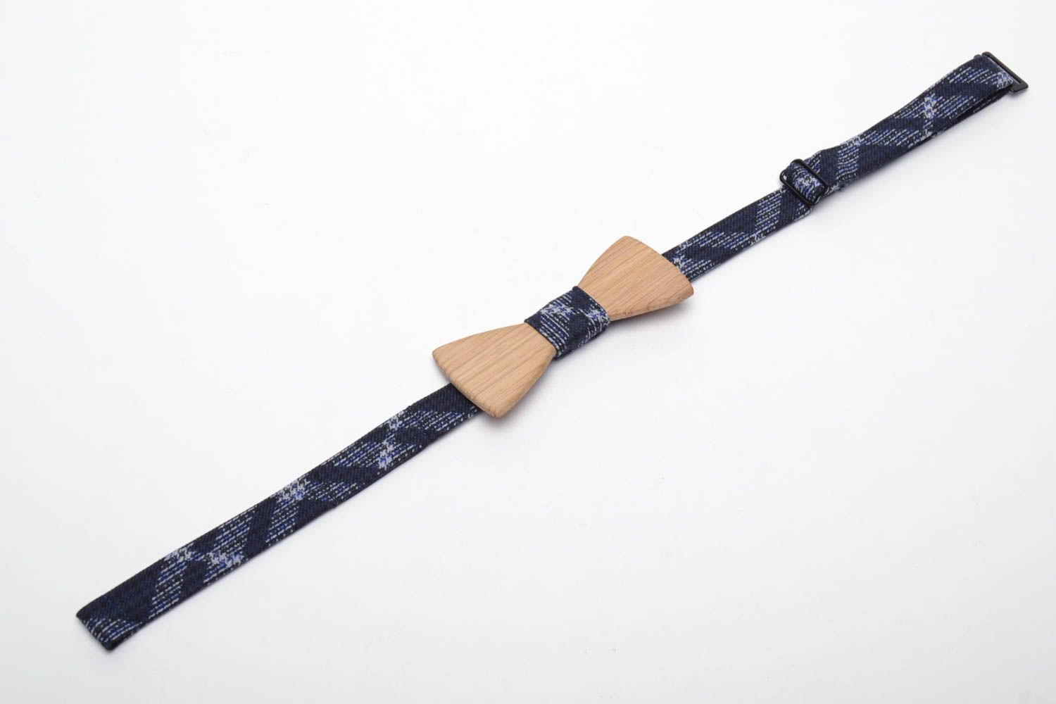 Деревянный галстук-бабочка с текстильным ремешком фото 3