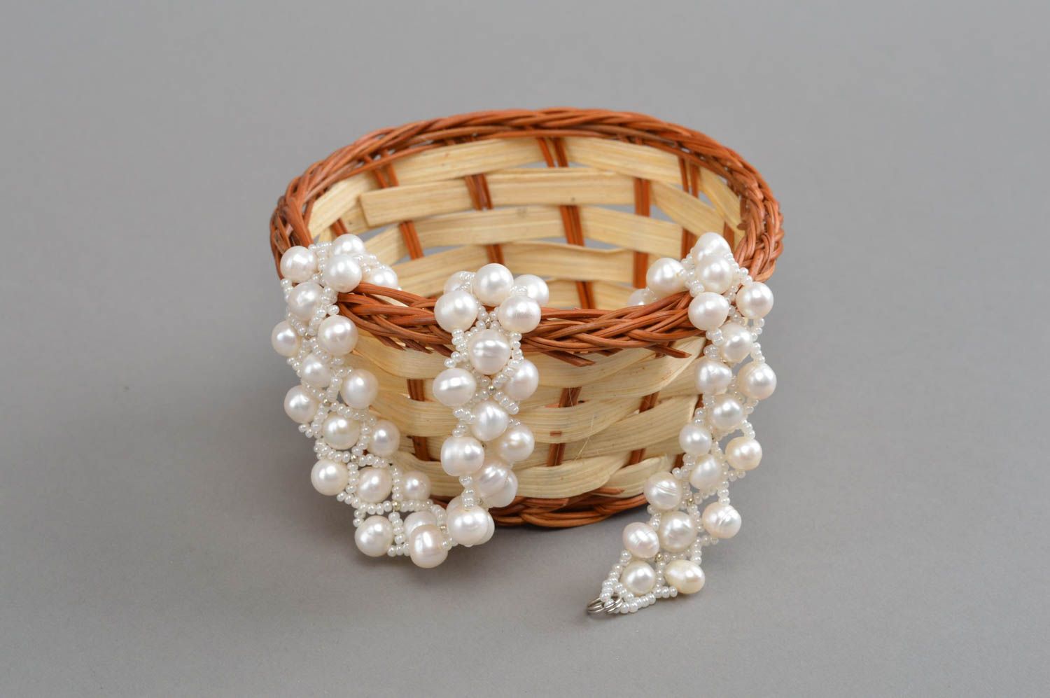 White handmade necklace pearl and beads jewelry elegant beautiful accessory photo 1