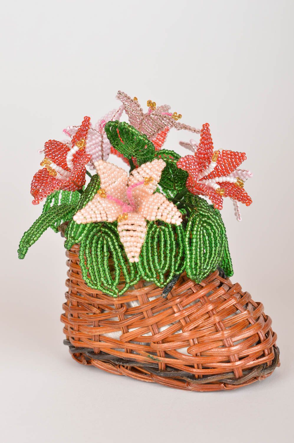 Красивое соломенное кашпо с цветами из бисера для декора дома Башмачок с лилиями фото 2
