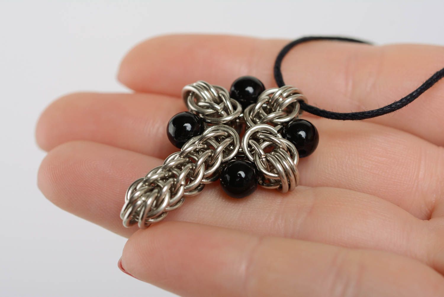 Крестик из металла на шнурке кольчугоплетение с черными бусинами ручной работы фото 3