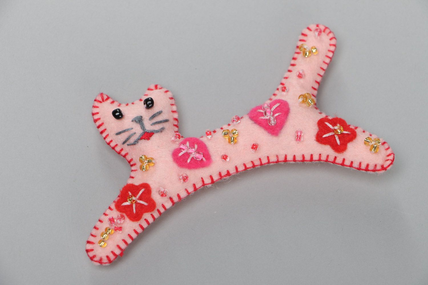 Игрушка для интерьера из фетра с бисером маленькая кот розовый ручная работа фото 2