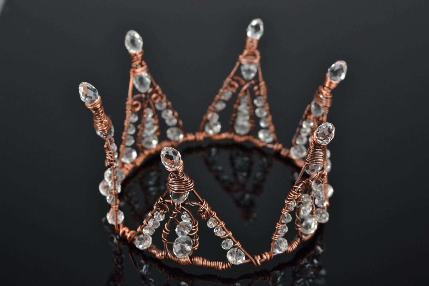 Corona de alambre de cobre con cristal en técnica de alambrismo foto 1
