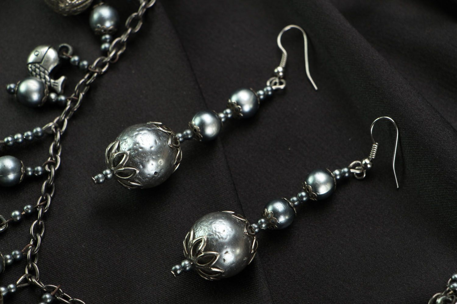 Künstlerische Ohrringe und Collier aus Perlen foto 2