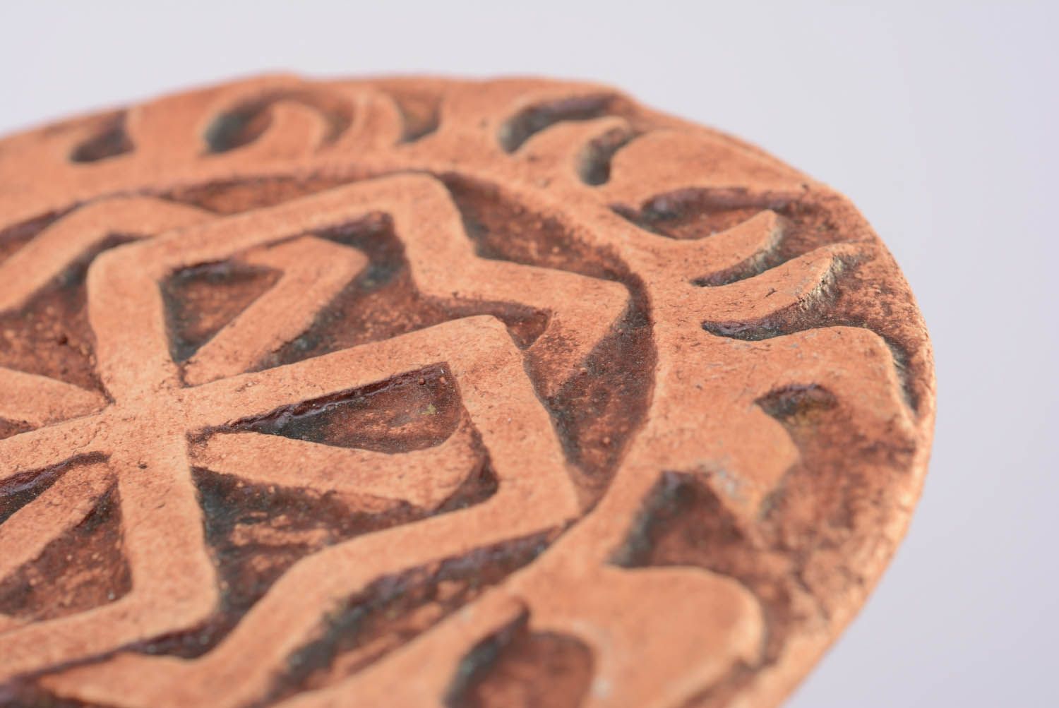 Pingente talismã de interior de cerâmica pintado com engobes Molvinets para proteção foto 2