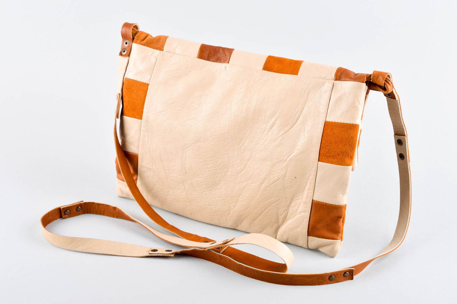 Сумка ручной работы сумка через плечо кожаная сумка бело коричневая в квадратик фото 3