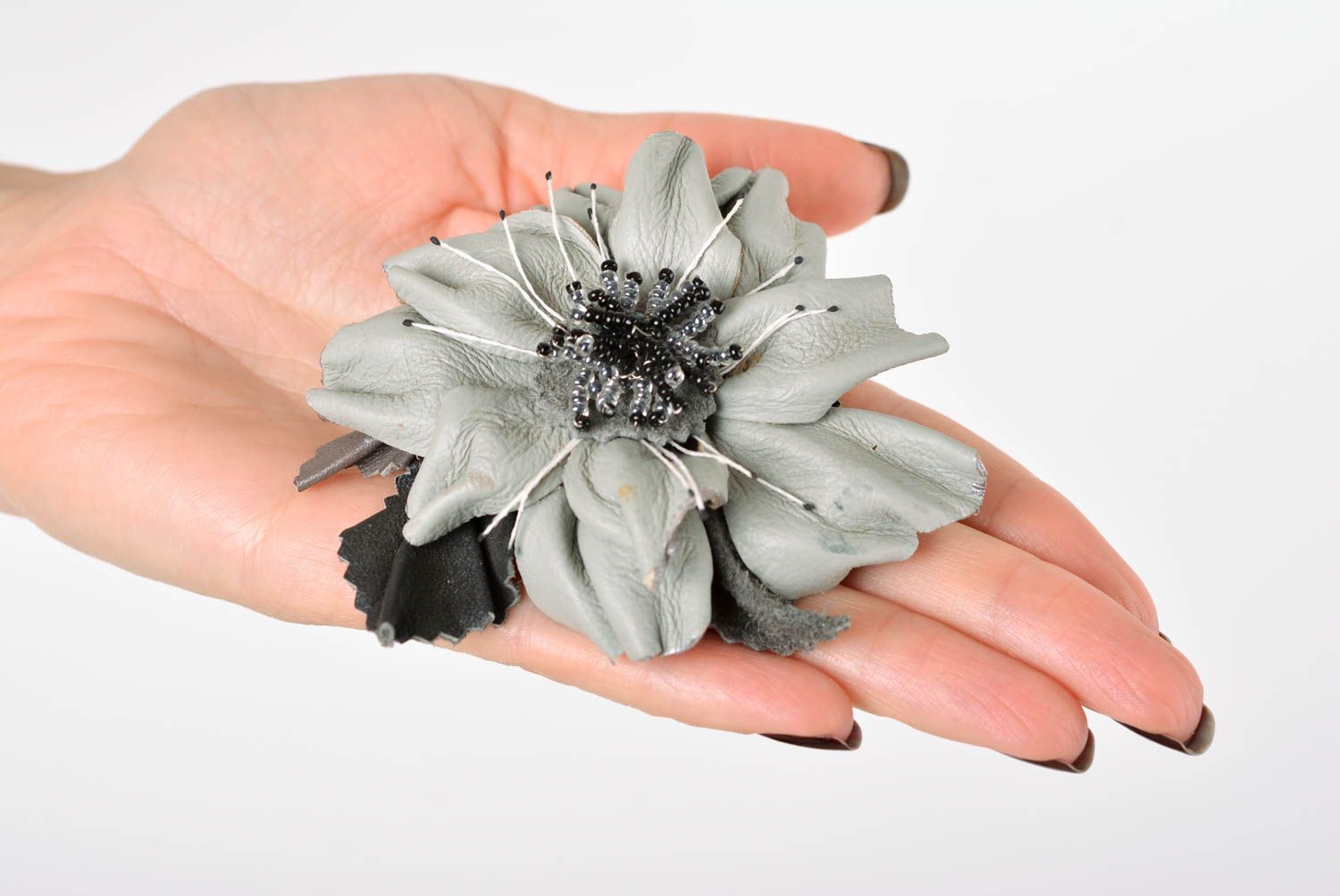 Broche fleur faite main Barrette cheveux Accessoire femme grise élégante cuir photo 2