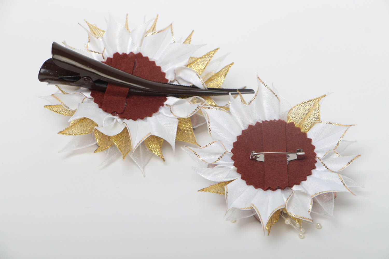 Originelles handmade Schmucksachen Set aus Atlasbändern Brosche und Haarspange foto 4