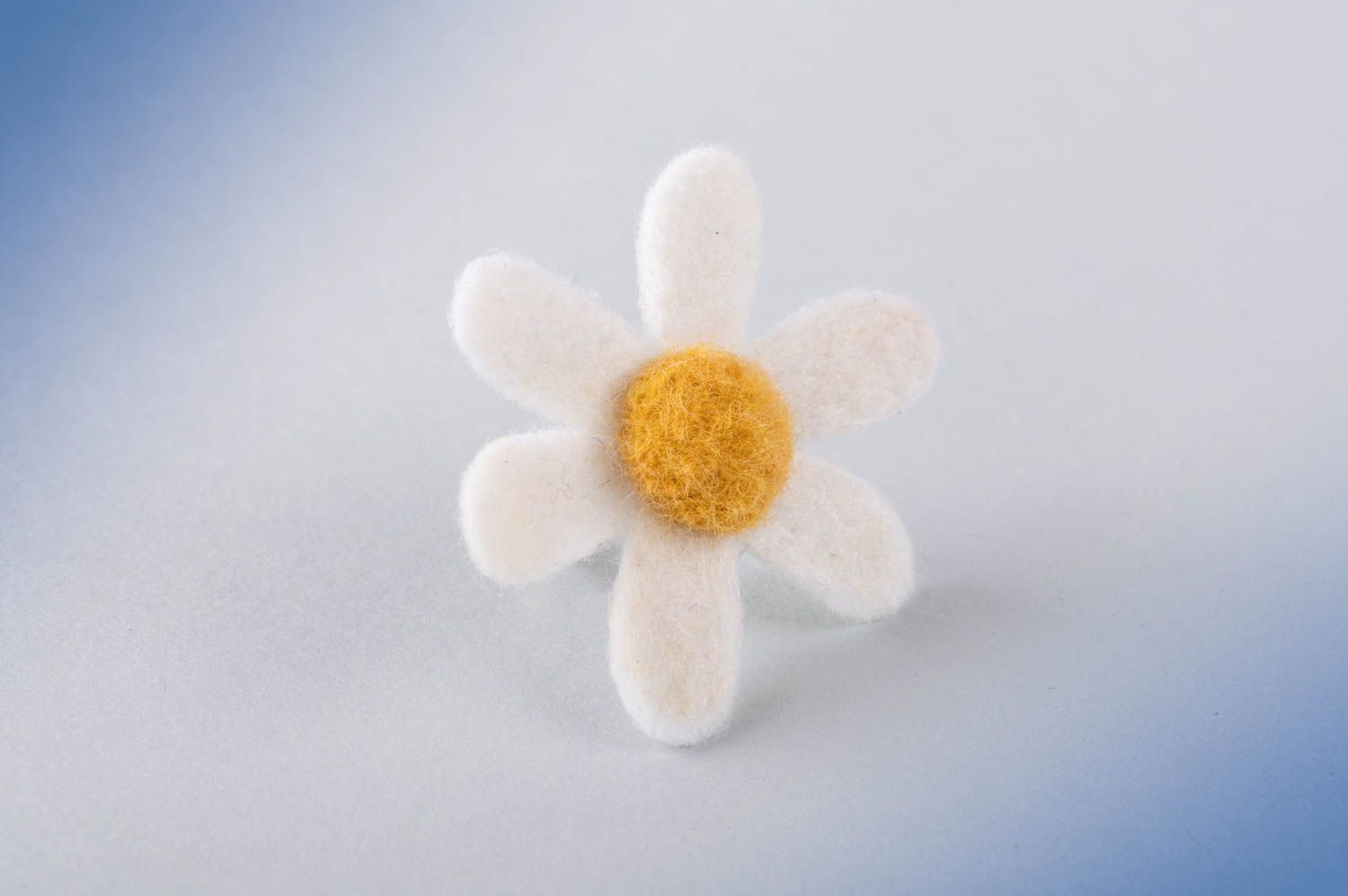 Металлическое кольцо ручной работы с цветком из шерсти мериноса Ромашка  фото 3