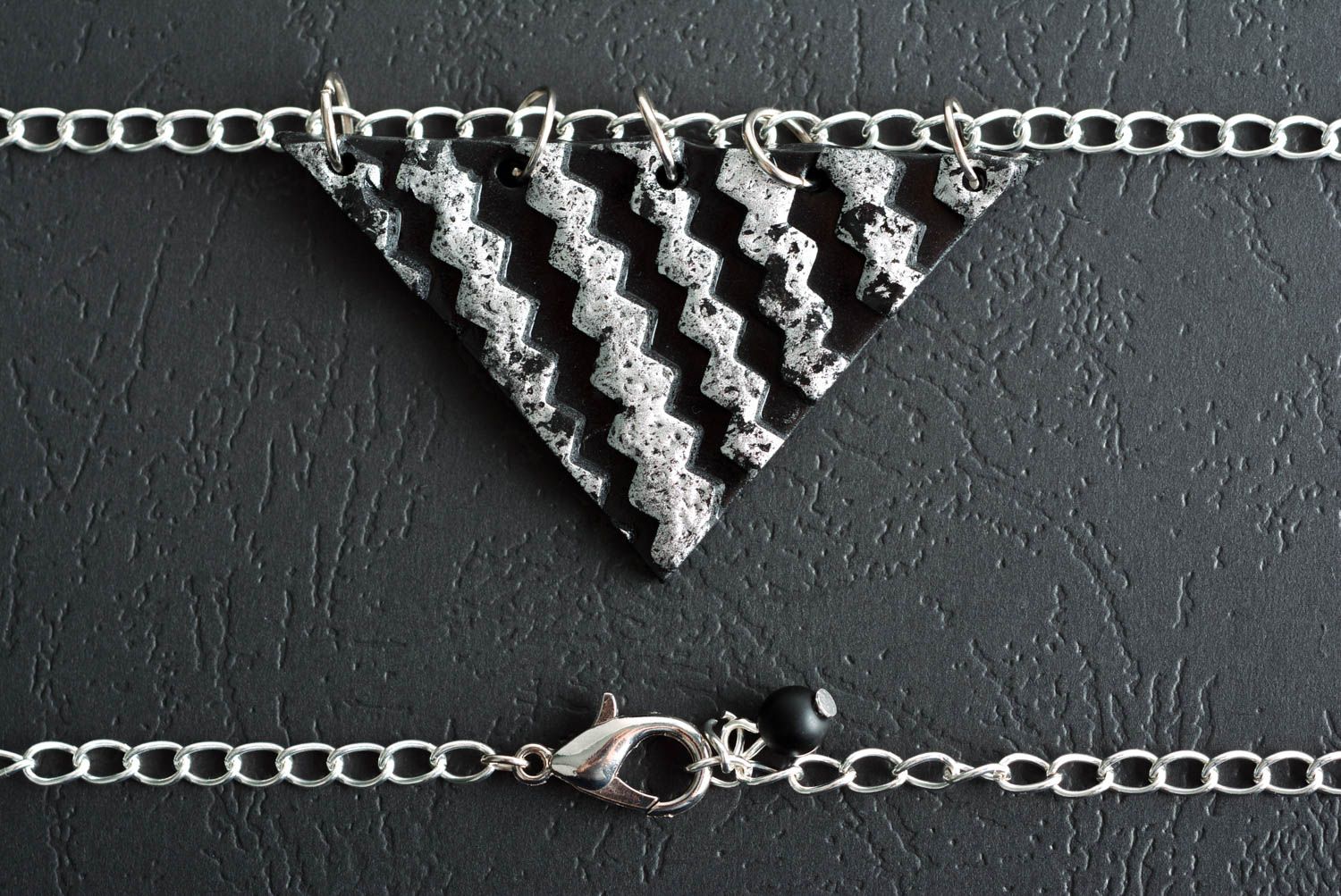 Pendentif triangle Bijou fait main noir et blanc en pâte polymère Cadeau femme photo 3