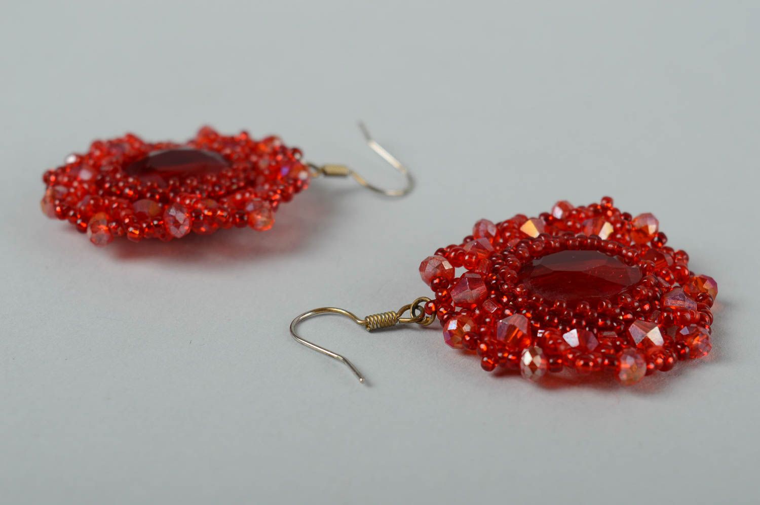 Boucles d'oreilles pendantes Bijou fait main perles cabochon rouge Cadeau femme photo 4