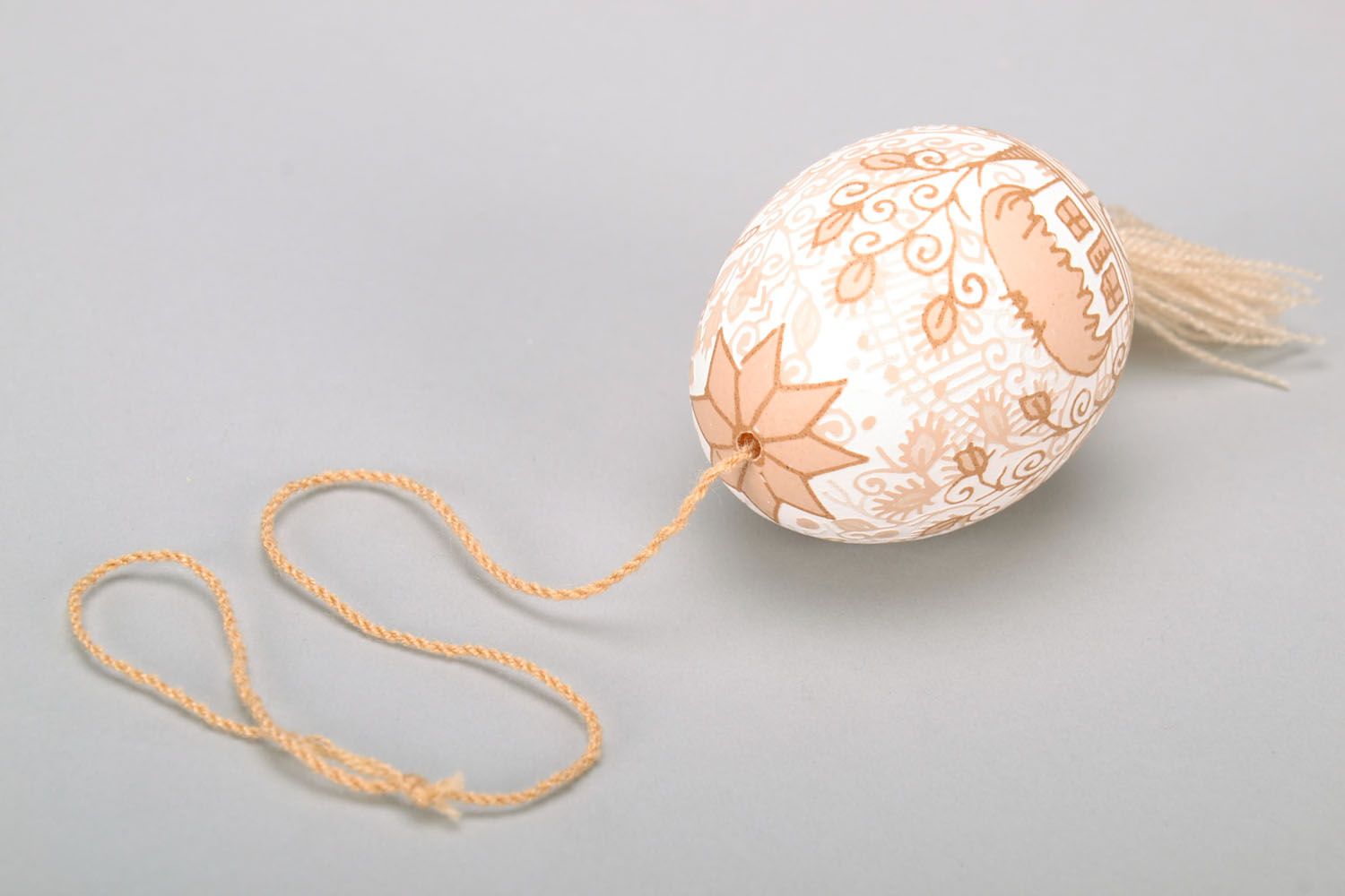 Oeuf de Pâques à suspendre beige décoré à la main de style ethnique ukrainien   photo 5