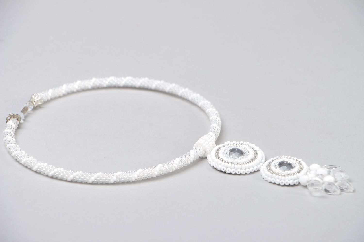 Ожерелье из бисера белое нарядное фото 3