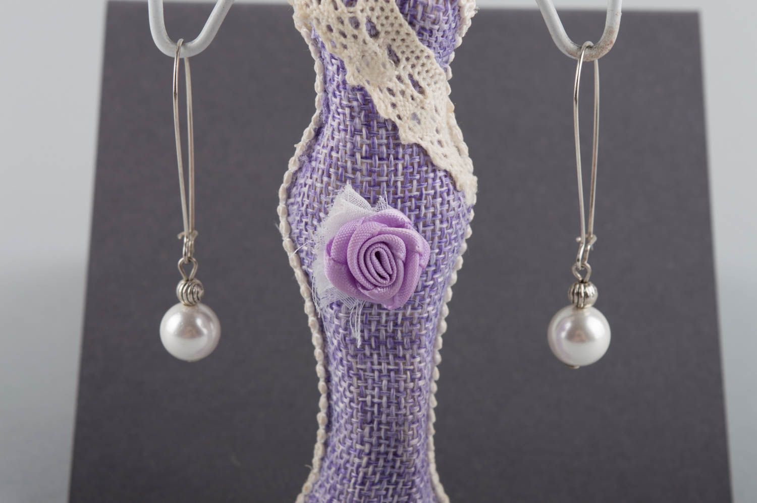 Pendientes largos de perlas artificiales elegantes hermosos hechos a mano foto 1