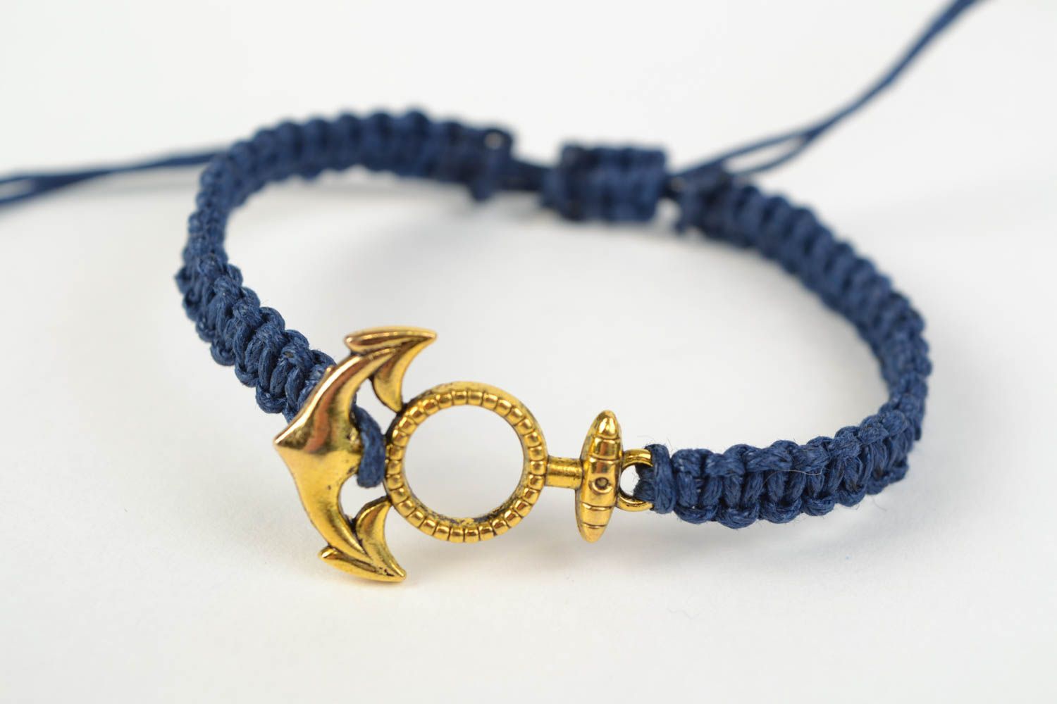 Bracelet bleu en lacet de coton fait main avec ancre dorée style marin photo 3