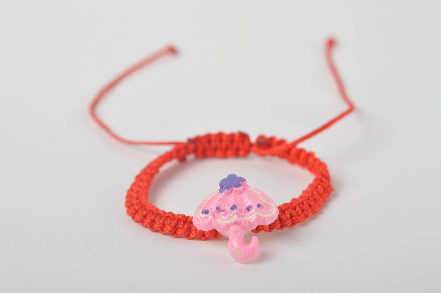 Bracelet textile Bijou fait main rouge fin tressé avec parapluie Cadeau enfant photo 2