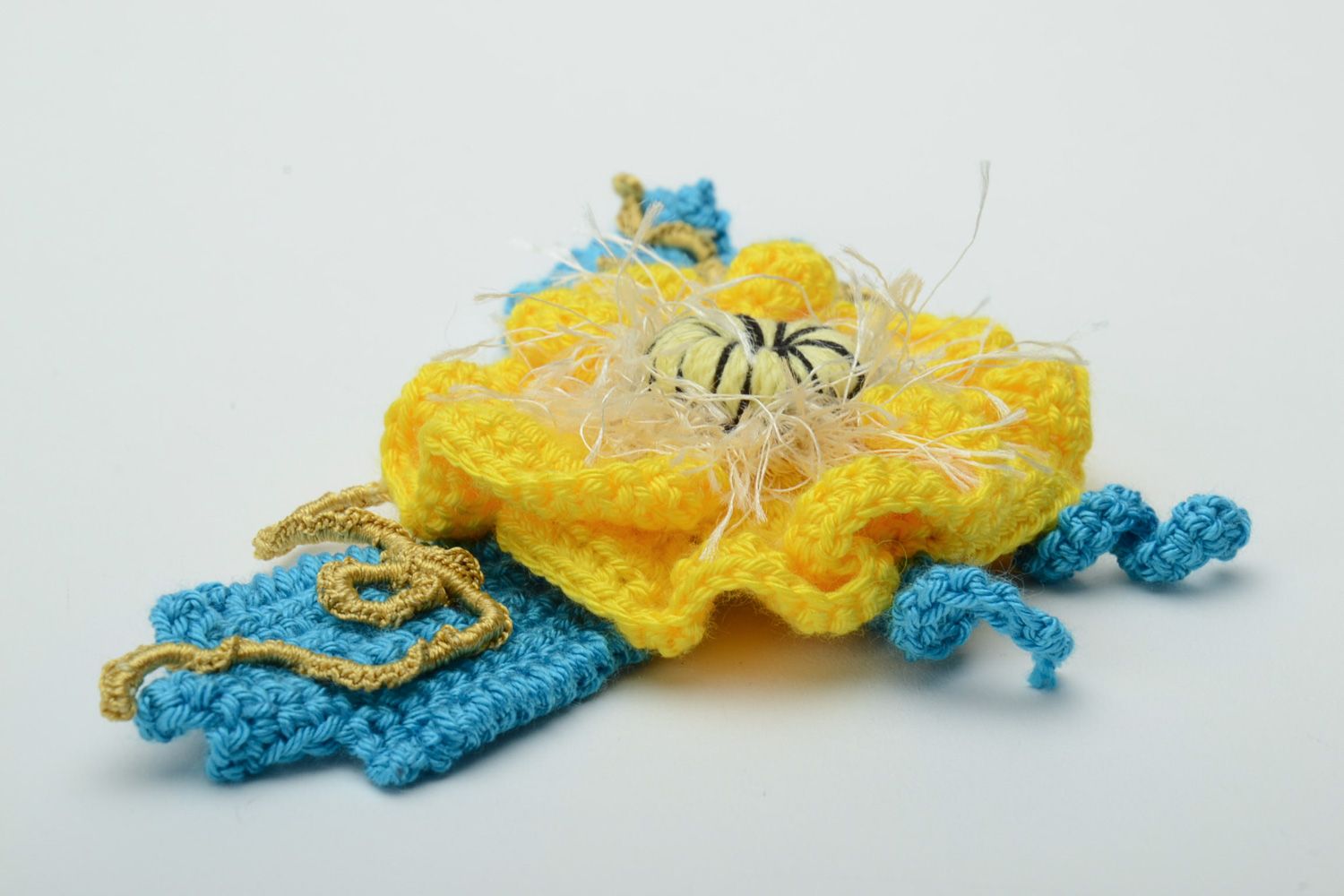 Broche en tissu faite main en fils acryliques et cotonniers Fleur jaune photo 5