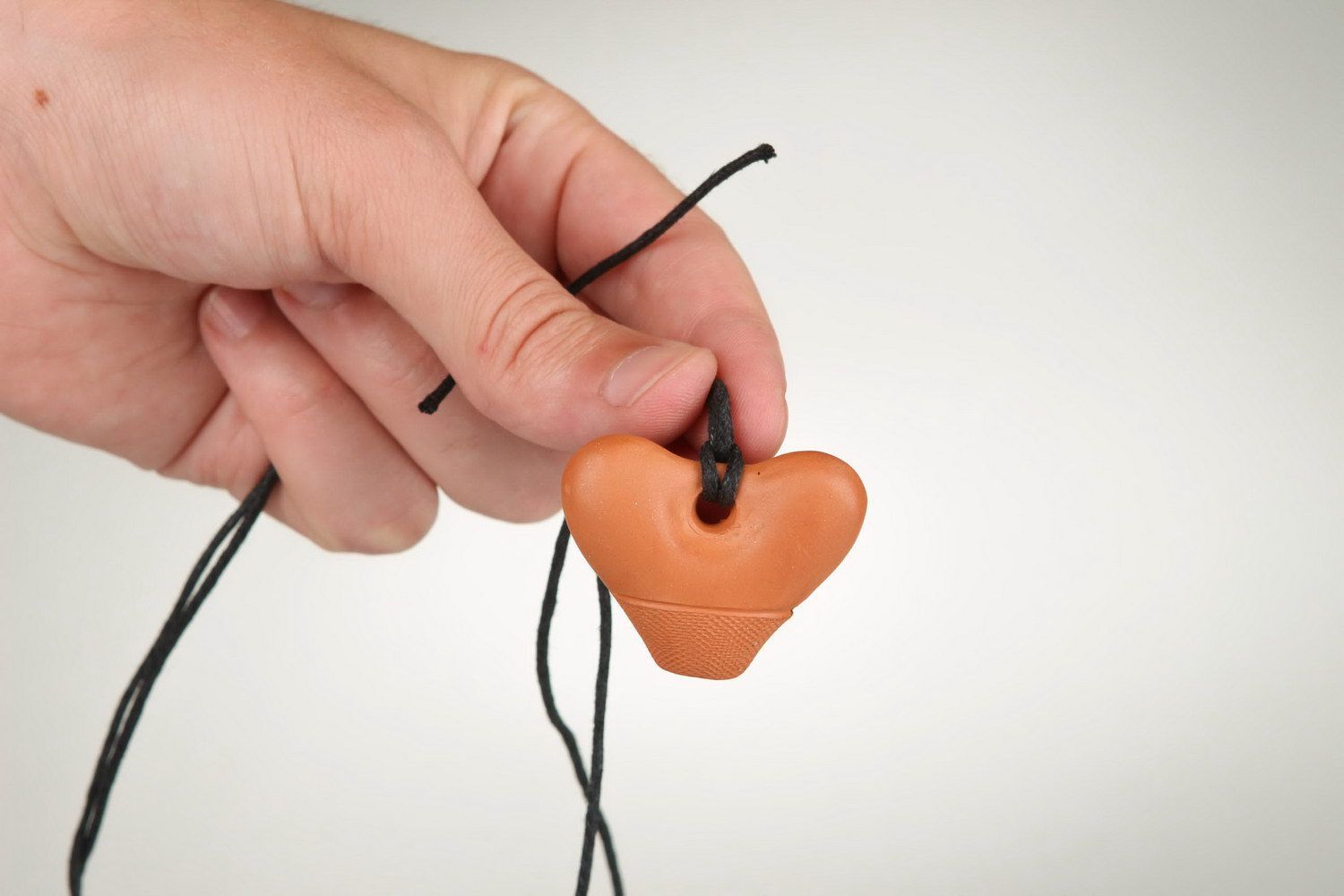 Свистулька-кулон из глины в форме сердца фото 4