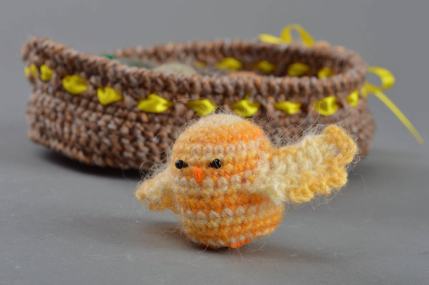 Jouet tricoté original fait main petit pour enfant en forme de poulet jaune photo 3