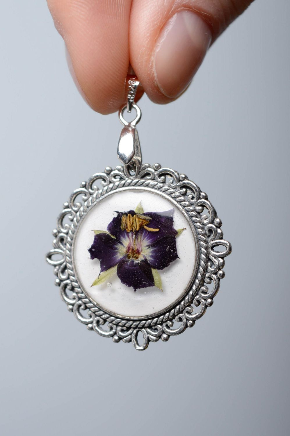 Colgante de resina epoxi para el cuello con flor violeta foto 3