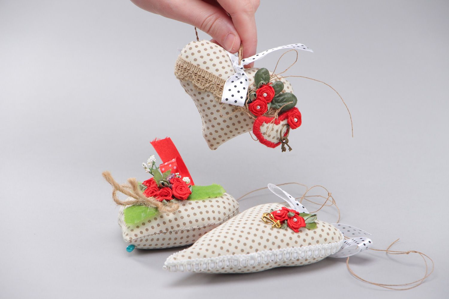 Handgemachtes helles Textil Herz Set mit künstlichen Blumen aus Baumwolle 3 Stück foto 4