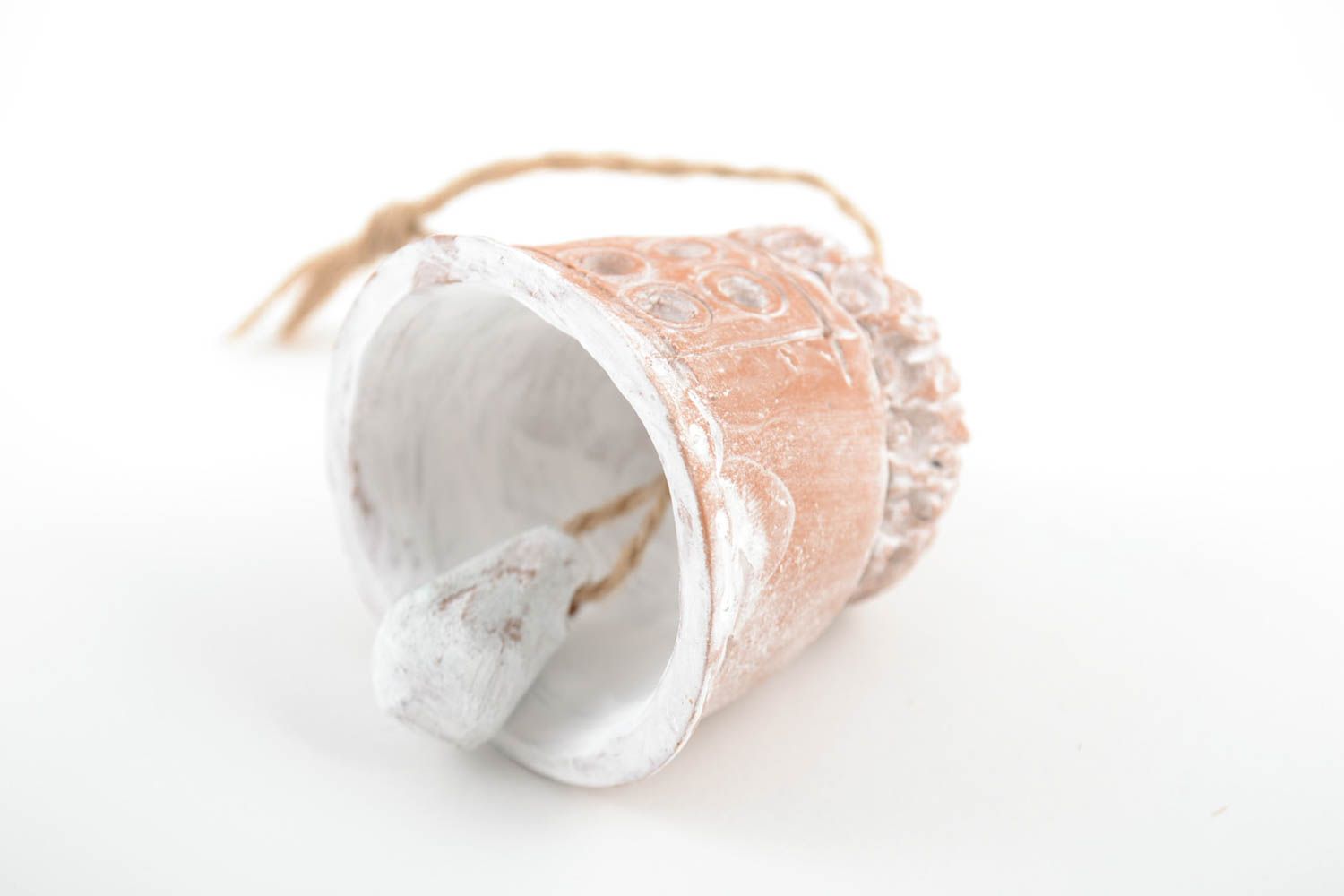 Weißes handgemachtes Glöckchen aus Ton in Form eines Häuschens für Interieur foto 2
