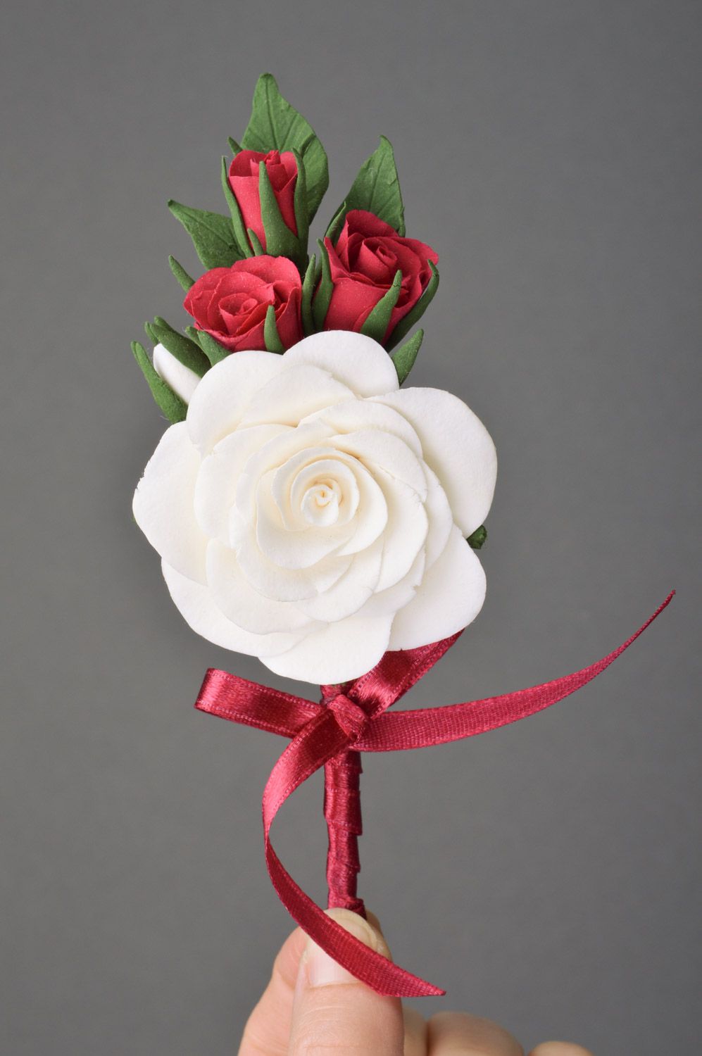 Свадебная бутоньерка из полимерной глины в виде белой и красных роз хэнд мэйд фото 2