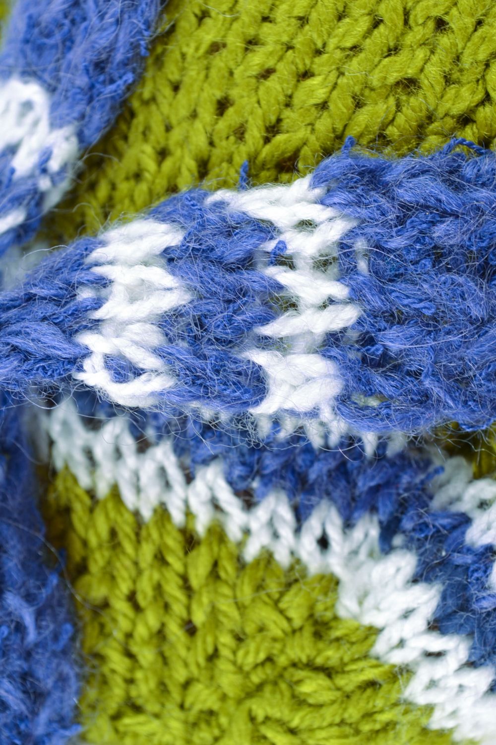 Jouet mou en tissu Élan en pull vert et écharpe bleue tricotés fait main photo 3