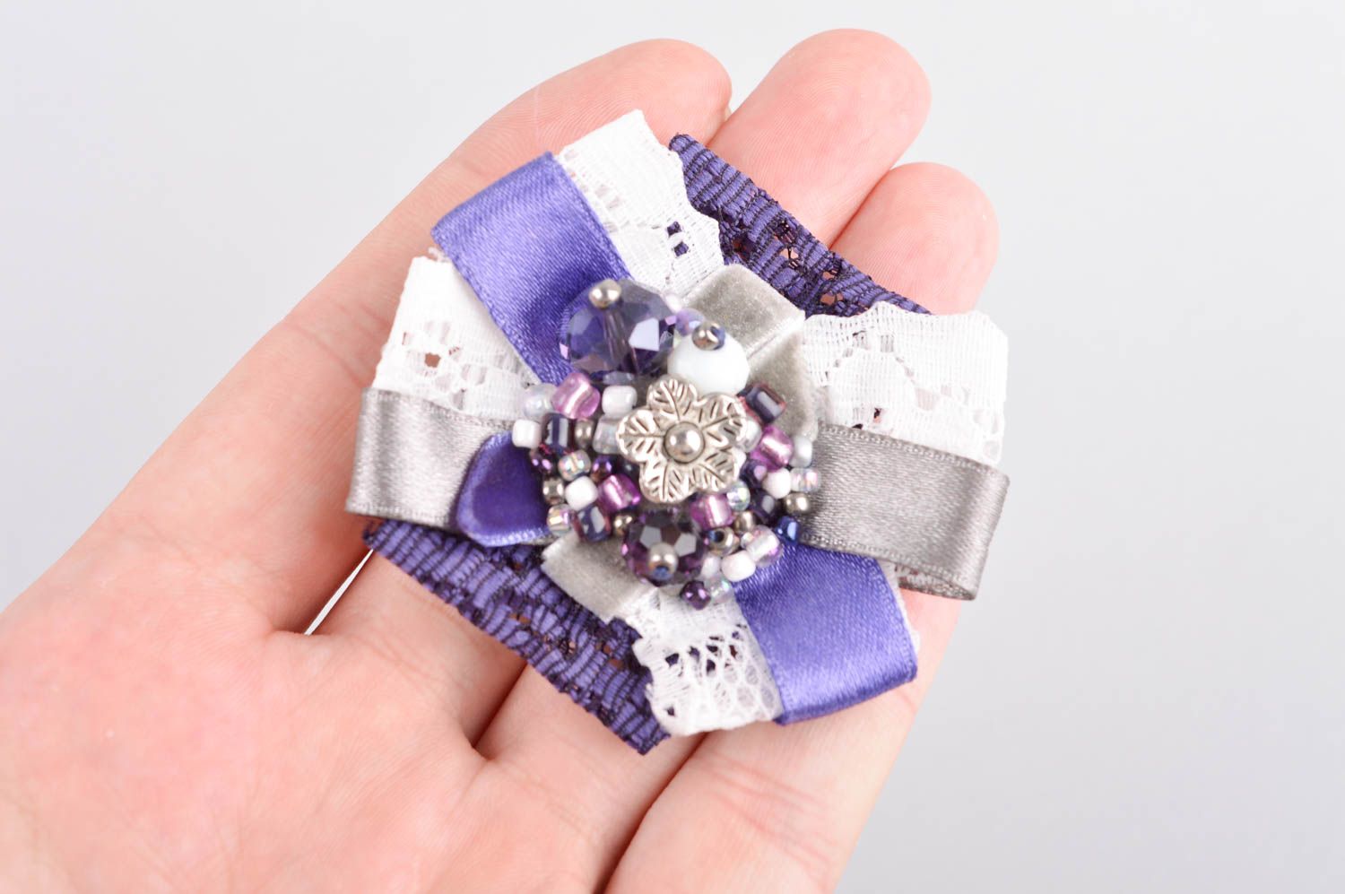 Broche textile Bijou fait main violet-blanc Accessoire femme de design original photo 5