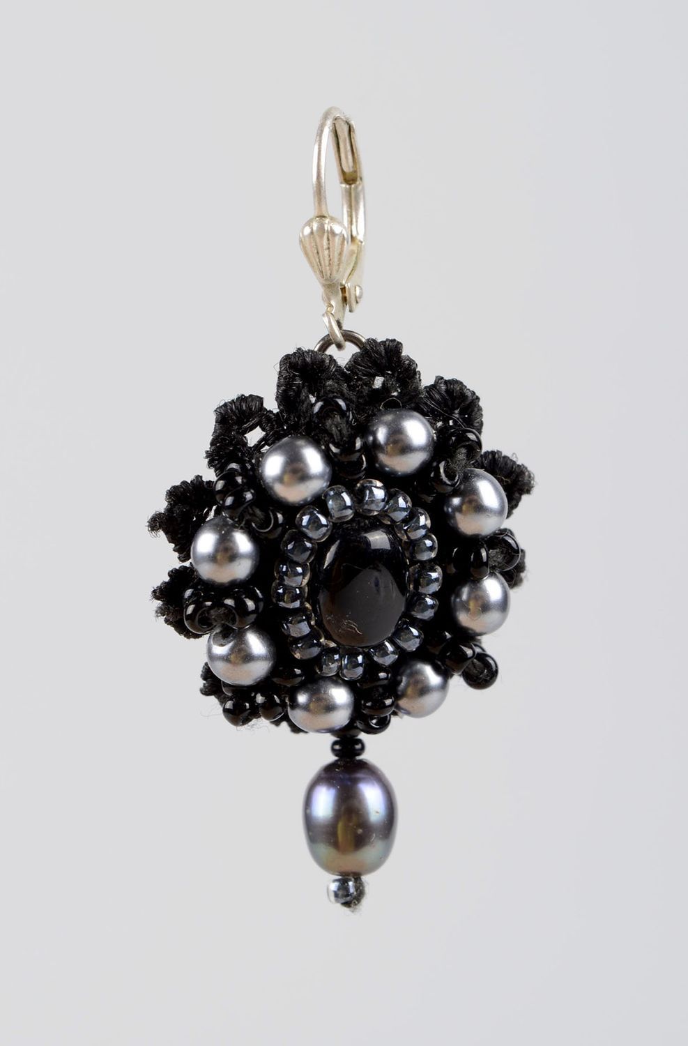 Boucles d'oreilles pendantes Bijou fait main noir Accessoire femme perles photo 1