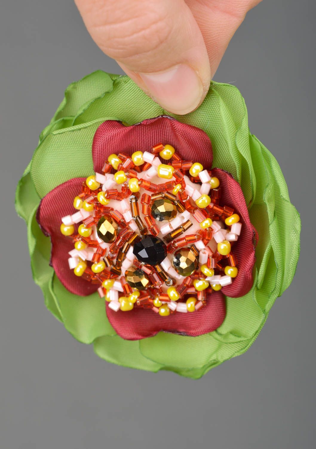 Брошь заколка в виде цветка из ткани с бисером ручной работы нарядная салатовая с бордовым фото 3